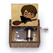 Hrací strojek v dřevěné krabičce hraje melodii Harry Potter