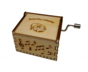 Dřevěný hrací strojek hraje melodii Rolničky/Jingle Bells