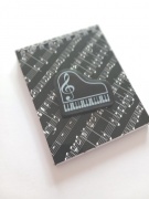 Dárkový balíček pro hudebníky - hudební blok s notami a černá guma klavír