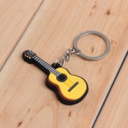 Přívěsek na klíče kytary žlutá barva