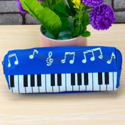 Pouzdro na psací potřeby - modrá barva s potiskem klaviatura a noty