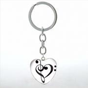 Přívěsek na klíče ve tvaru srdce s potiskem houslový a basový klíč