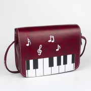 Dámská kabelka přes rameno s klaviaturou vínově červená