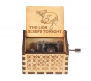 Hrací strojek v dřevěné krabičce hraje melodii The Lion Sleeps Tonight