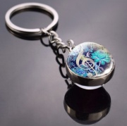 Přívěsek na klíče ve tvaru skleněné koule - světle modrý houslový klíč