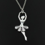 Náhrdelník s přívěškem - tančící baletka ve stříbrné barvě