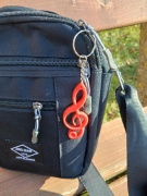 Drobný hudební dárek - červený přívěšek na klíče