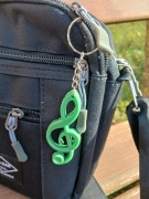 Drobný hudební dárek - zelený přívěšek na klíče