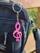 Drobný hudební dárek - růžový přívěšek na klíče