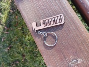 Malý dřevěný držák mobilu - klaviatura