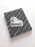 Dárkový balíček pro hudebníky - hudební blok s notami a bílá guma klavír