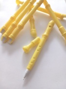 Pero ve tvaru zobcové flétny - žlutá barva
