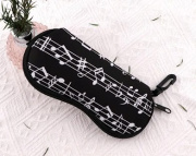 Černé textilní pouzdro na brýle s potiskem not