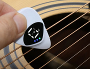 Ladička na kytaru ve tvaru kytarového trsátka