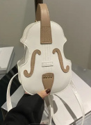 Bílá dámská crossbody kabelka ve tvaru houslí