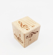 Dřevěná kostka s notami v houslovém klíči c1 - a1