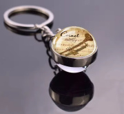 Přívěsek na klíče ve tvaru skleněné koule s motivem trumpeta