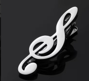 Spona na kravatu ve tvaru houslový klíč ve stříbrné barvě