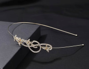 Čelenka se zdobeným houslový klíčem