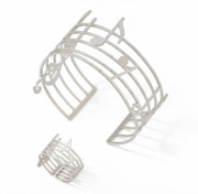 Náramek a prstýnek ve stříbrné barvě notová osnova