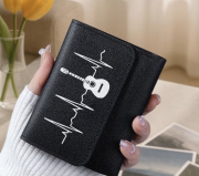 Malá černá peněženka s potiskem kytary