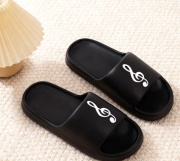 Černé pantofle s motivem houslového klíče